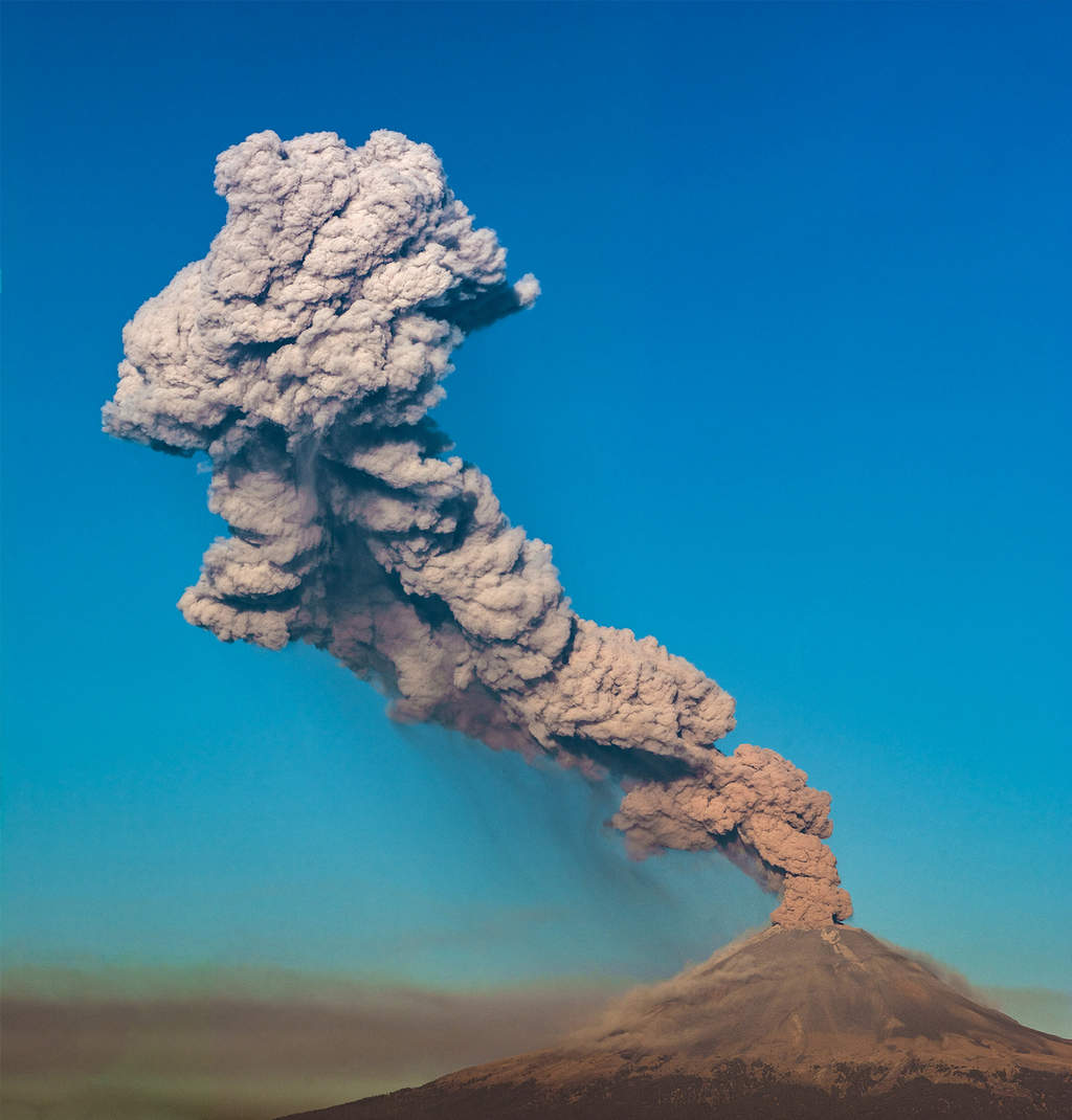 El mandatario afirmó que analizan con especialistas la actividad del volcán. (EL UNIVERSAL) 