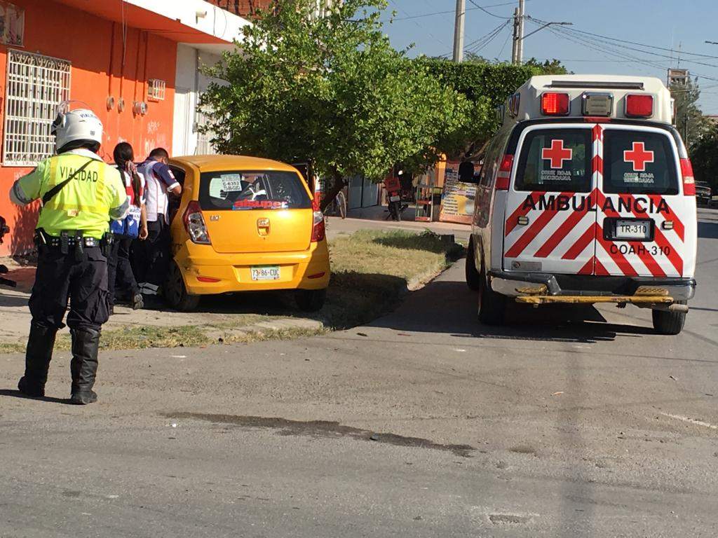 Paramédicos de la Cruz Roja arribaron al lugar para atender al chofer del taxi y a una persona del sexo masculino que lo acompañaba.

(EL SIGLO DE TORREÓN)
