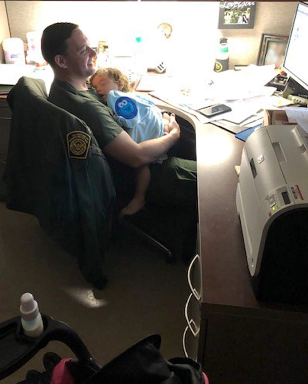Los agentes de la Patrulla Fronteriza cuidaron de la pequeña de 18 meses, en la Estación de Patrulla Fronteriza de Uvalde, hasta que la madre de la niña fue dada de alta.