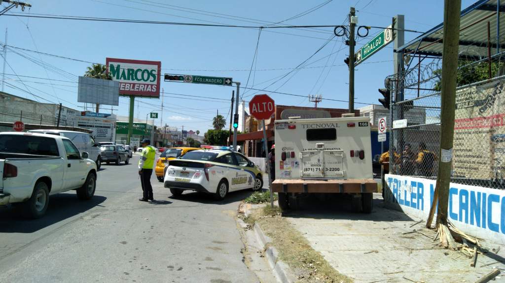 El accidente ocurrió cerca de las 13:30 horas de este viernes en el cruce de la avenida Hidalgo y el par vial de la calle Francisco I. Madero. (ARCHIVO)