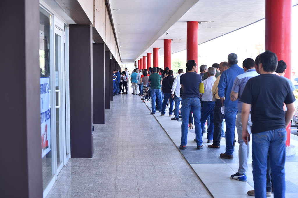 Tras el anuncio de que el plazo legal para el pago de estos derechos vence el domingo 31 de marzo, decenas de ciudadanos abarrotaron este viernes los módulos instalados en Torreón por la Administración de Recaudación del Estado. (ERNESTO RAMÍREZ)