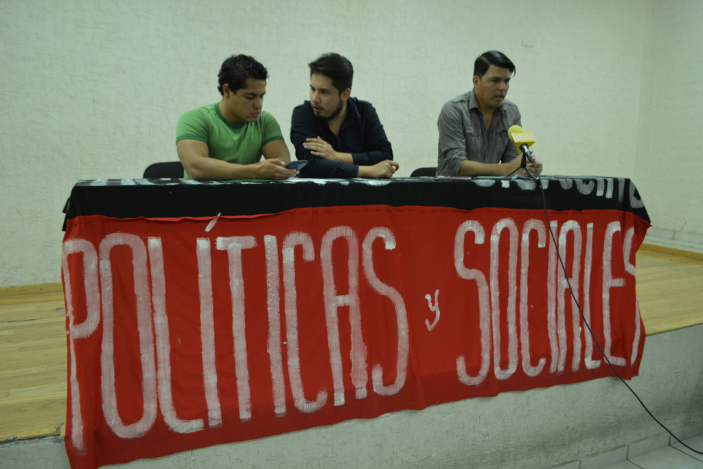Estudiantes integrantes del colectivo 'Ni Un Peso Más' exigen una audiencia con el alcalde Torreón, Jorge Zermeño. (ROBERTO ITURRIAGA)