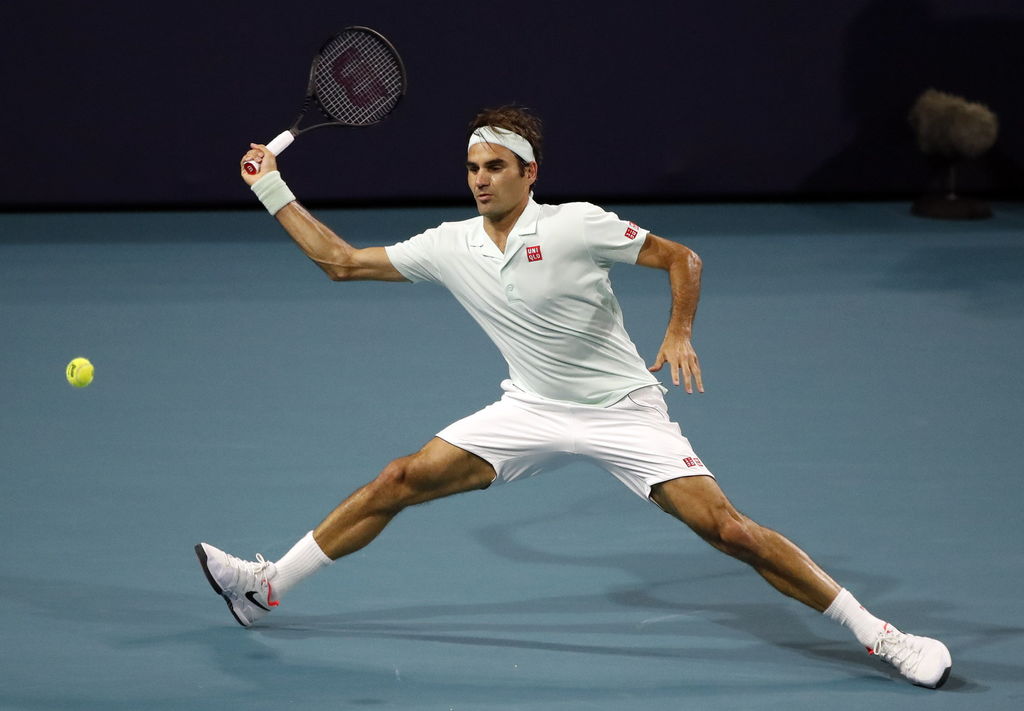 Roger Federer mostró un gran nivel de tenis para superar 6-2, 6-4 al joven canadiense Denis Shapovalov.