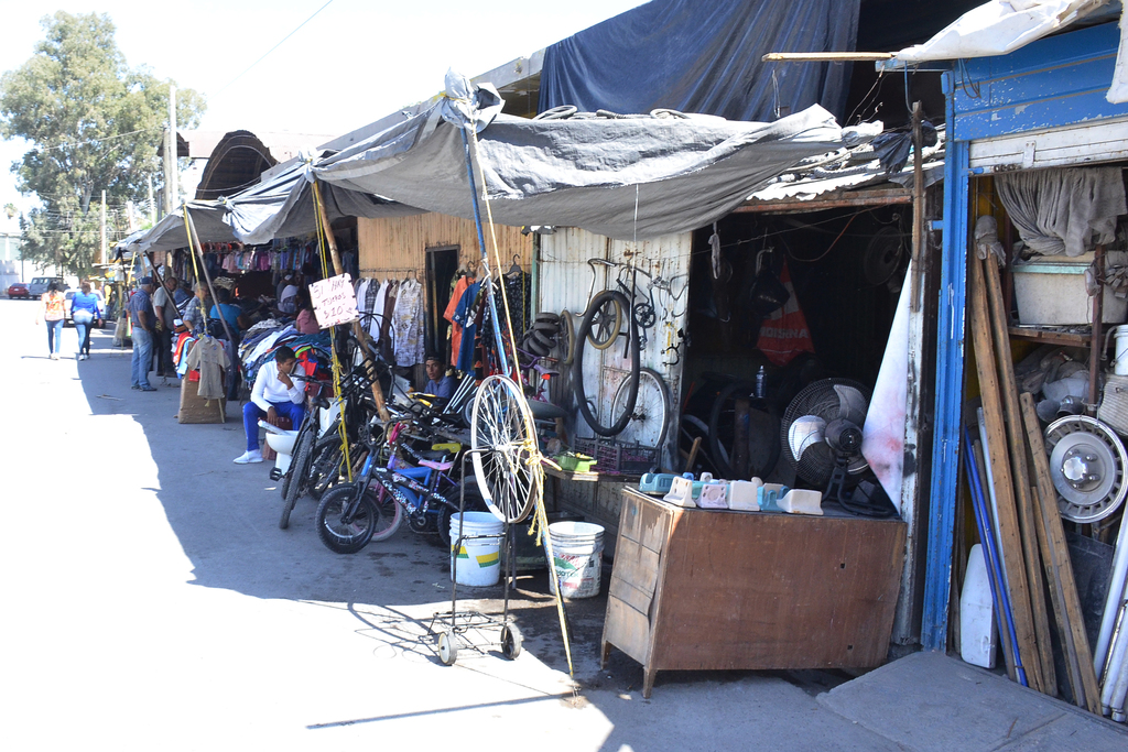 Este es uno de los tramos de la calle 5 de Mayo en donde además de fierro, también se oferta ropa usada y diversos artículos a la población. (FERNANDO COMPEÁN)