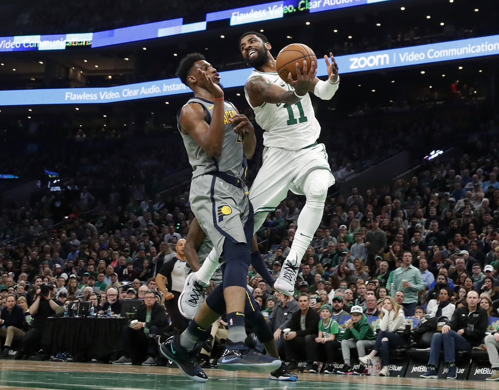 Kyrie Irving (d) anotó 30 puntos en el triunfo de los Celtics.