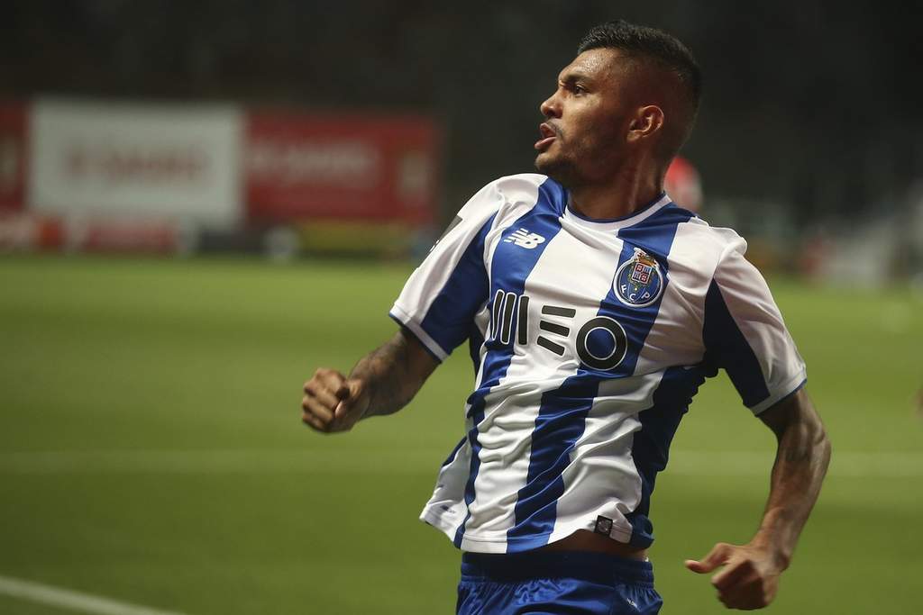 'Tecatito', titular ante Braga tras controversia con el Tri
