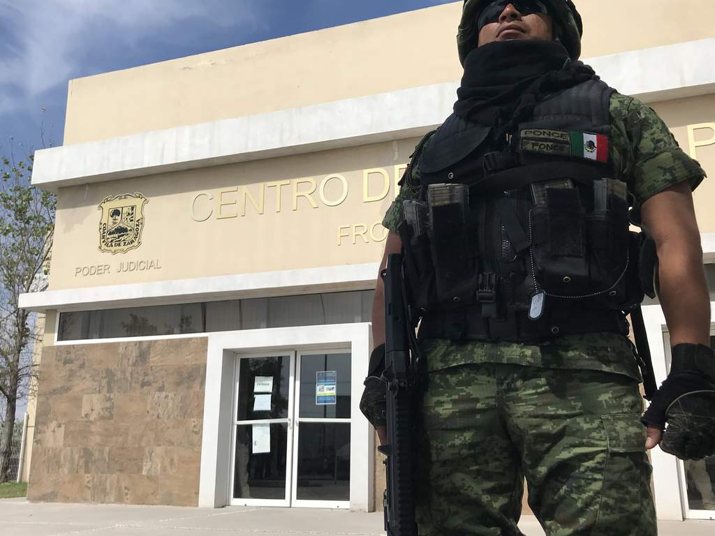 En medio de un aparatoso despliegue de seguridad en el que se incluyeron elementos de la Secretaría de la Defensa Nacional y de Fuerza Coahuila, se realizó la audiencia de inicio. (EL SIGLO COAHUILA)