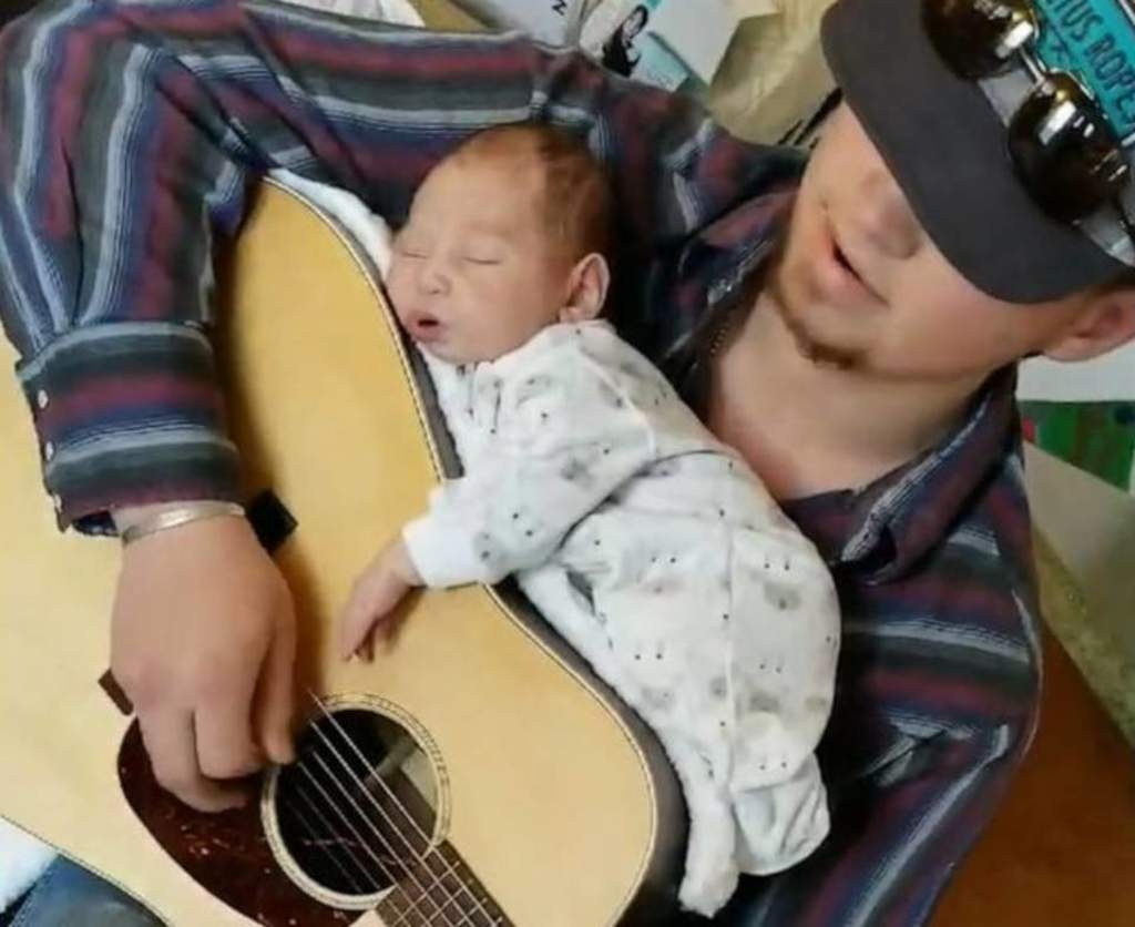 Padre se vuelve viral al utilizar una guitarra para dormir a su bebé