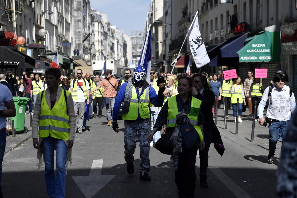 'Chalecos amarillos' y otros manifestantes protestaron en París.