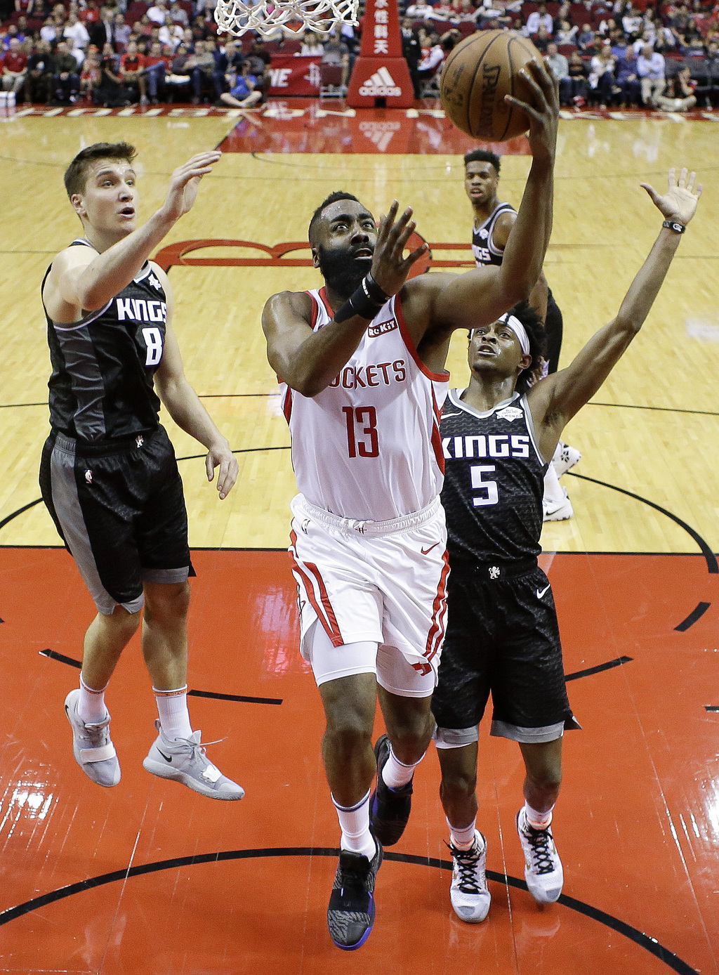 James Harden metió 50 puntos, bajó 11 rebotes y repartió 10 asistencias en la victoria de los Rockets 119-108 sobre los Kings de Sacramento.