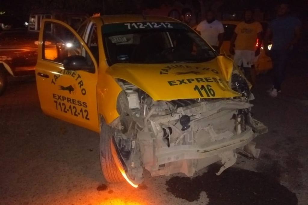 Las siete personas que resultaron lesionadas en el accidente vial, viajaban a bordo de un taxi por la avenida Aldama. (EL SIGLO DE TORREÓN) 