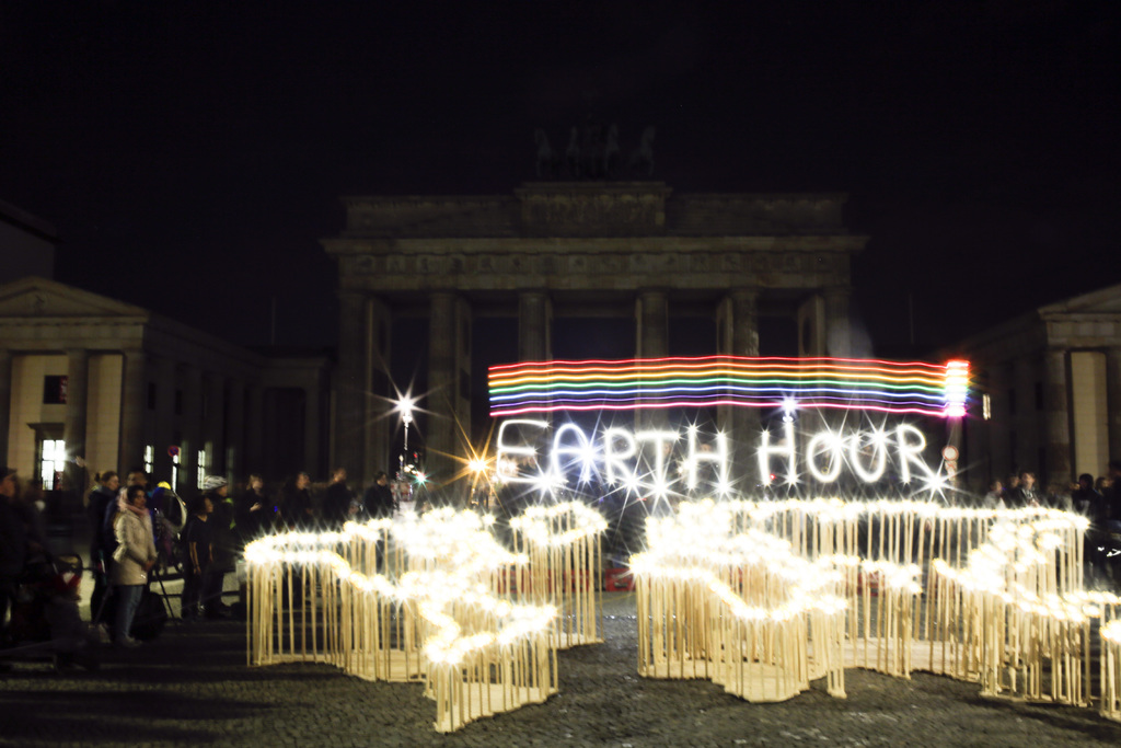 Como desde hace 13 años, la Puerta de Brandenburgo en Berlín apagó sus luces por nuestro planeta.