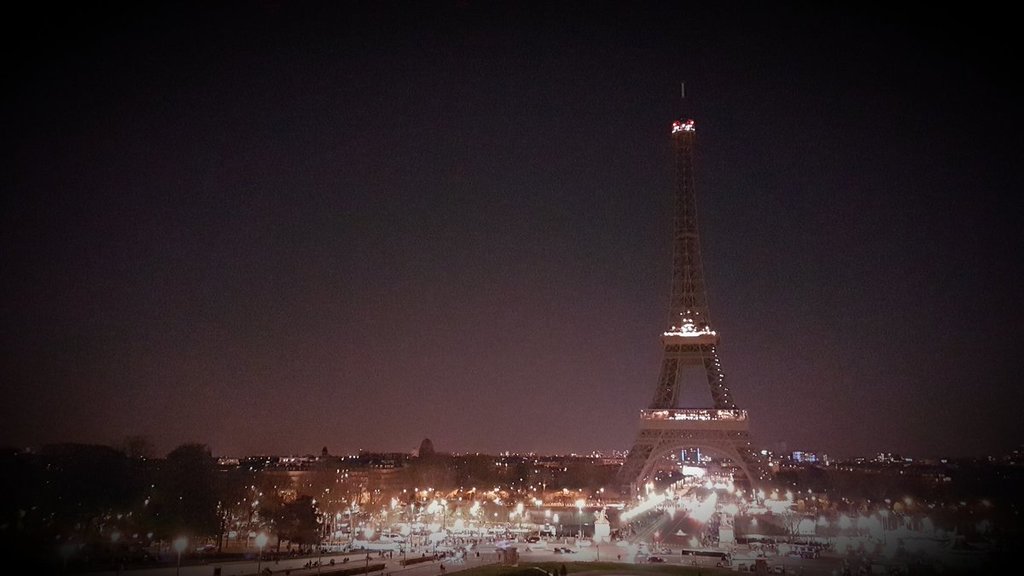 Varios usuarios de las redes sociales compartieron las imágenes de la Torre Eiffel sin sus tradicionales luces.