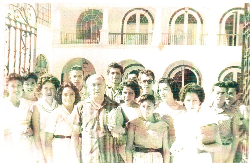 El Dr. Jesús Fuentes Pérez y un grupo de alumnos en 1960.