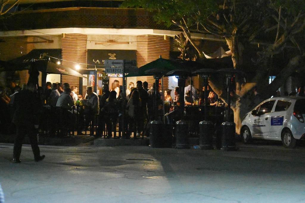 Desde el jueves en la avenida Matamoros y Degollado se invade la banqueta con los clientes de un bar.