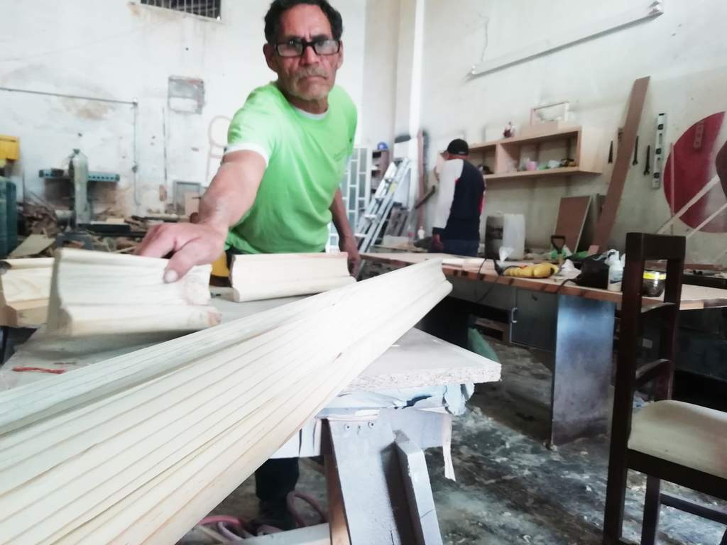 Entre los trabajos de la ebanistería se encuentra la precisión con cortes hechos a mano. (FERNANDO GONZÁLEZ) 