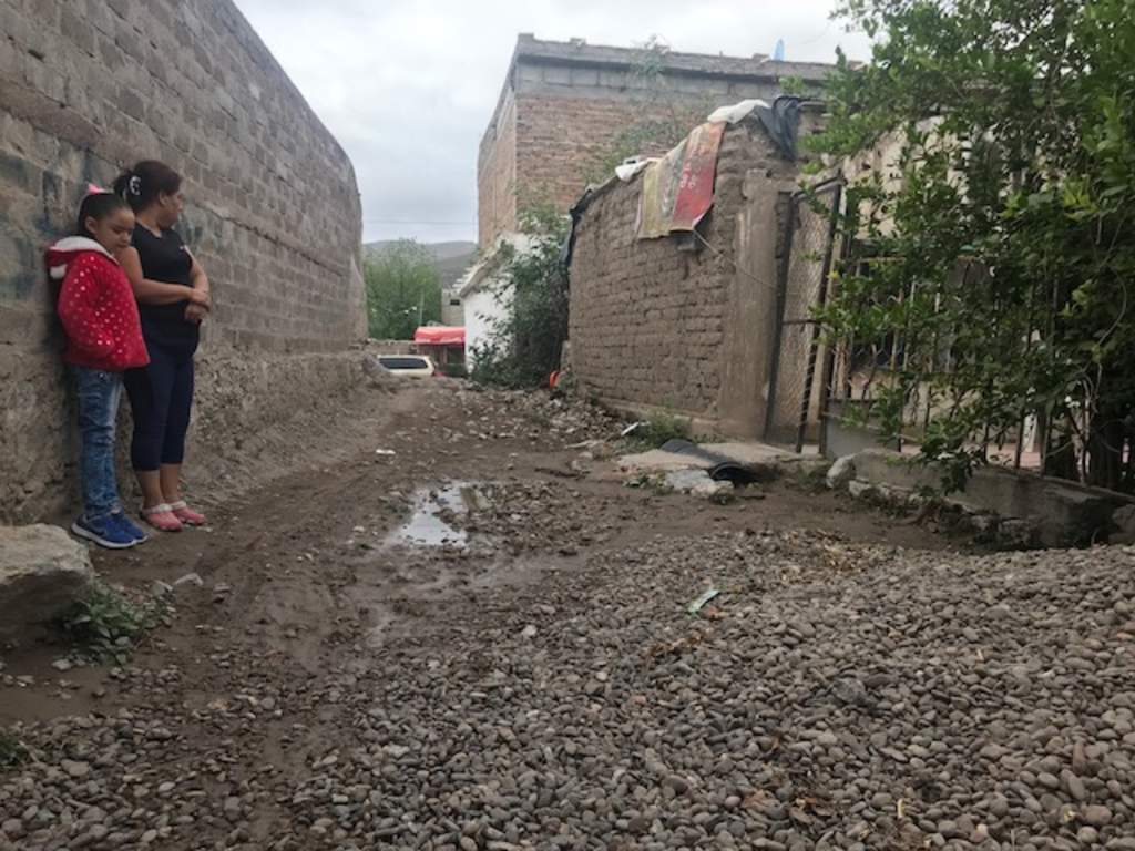 Se desborda canal de riego del poblado San Carlos de Lerdo