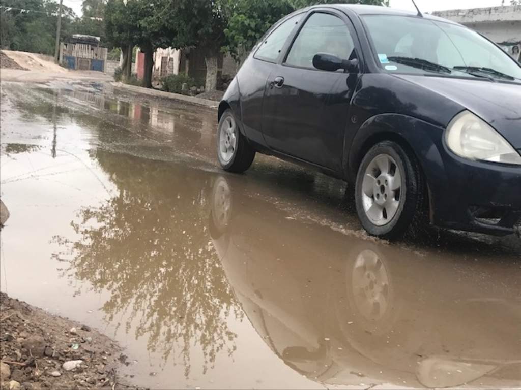 Se desborda canal de riego del poblado San Carlos de Lerdo