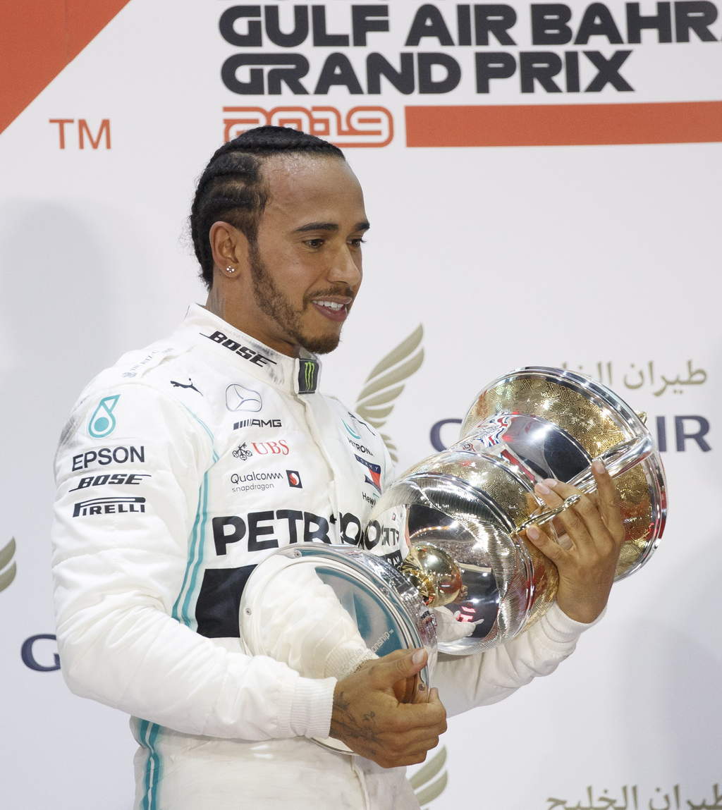 El campeón del mundo de la Fórmula 1 se vio beneficiado del fracaso más reciente de Ferrari y se llevó su primer triunfo de la temporada en Bahréin.