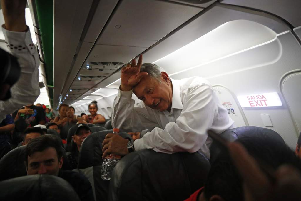 Desde el inicio de su administración, López Obrador ha viajado en avión comercial, puesto que puso a la venta la aeronave presidencial, TP01 José María Morelos y Pavón, que utilizaba el expresidente Enrique Peña Nieto. (ARCHIVO) 
