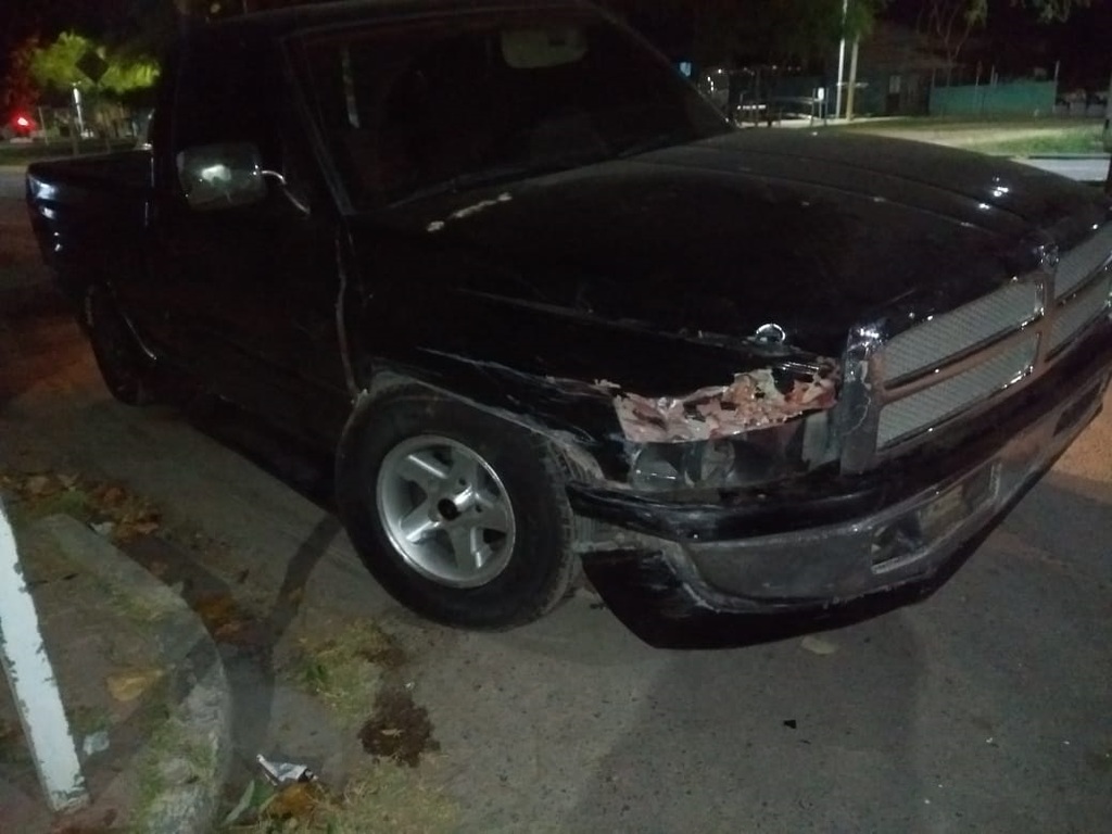 El conductor de la camioneta Dodge Ram de color negro perdió el control del volante y se impactó contra tres vehículos estacionados en la ciudad de Torreón.
