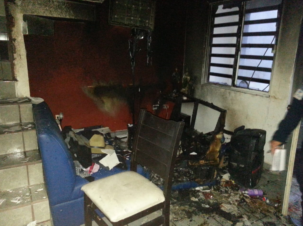 El fuego consumió muebles, aparatos electrónicos y ropa diversa de las distintas recamaras del domicilio.