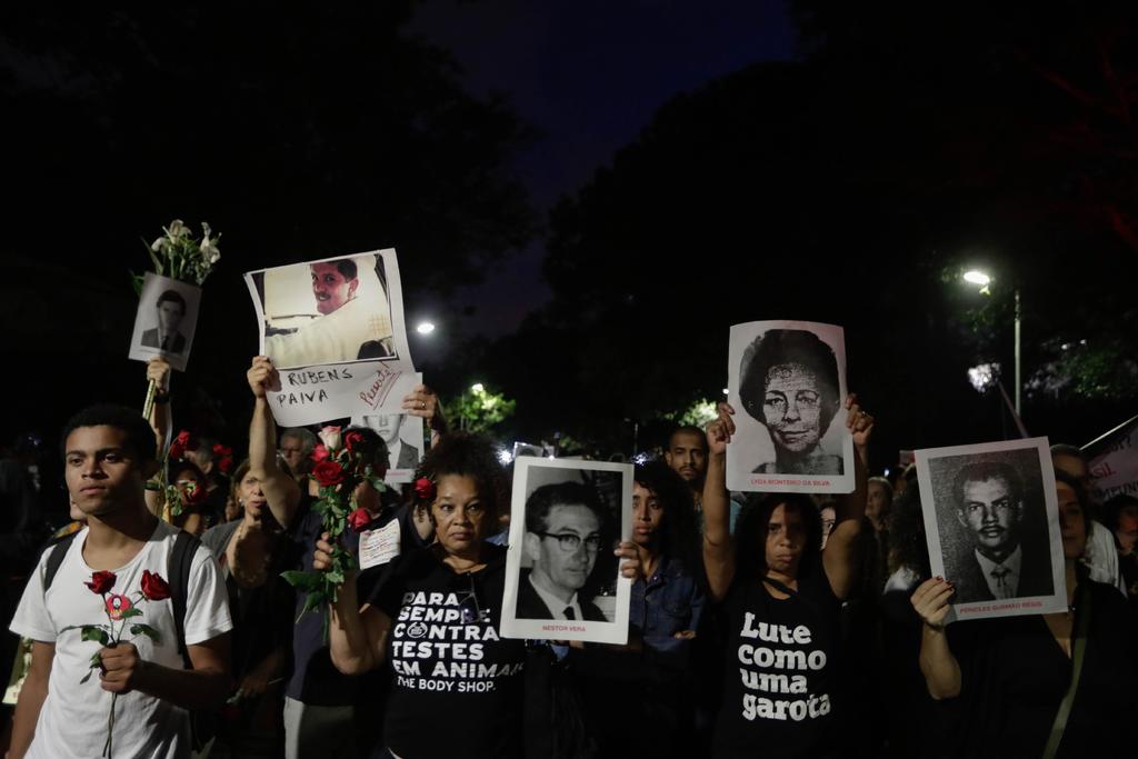 Manifestantes muestran fotos de los desaparecidos del golpe de Estado en Brasil de 1964, que dio paso a una dictadura de 21 años. (EFE)