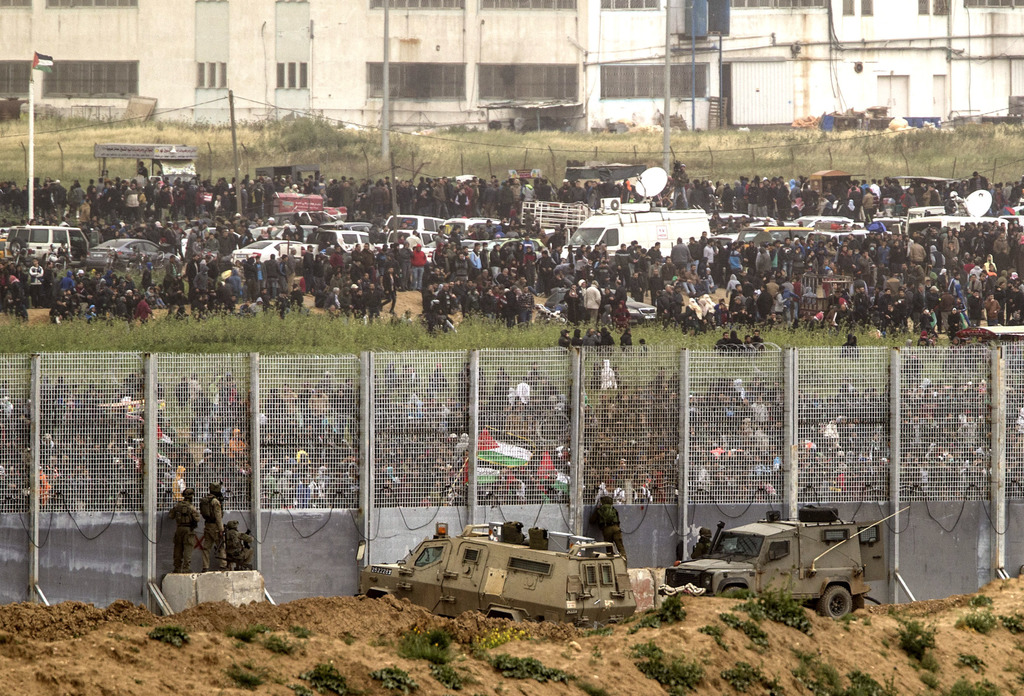 Soldados israelíes toman posiciones en la frontera entre Gaza e Israel, en las protestas del sábado. (AP)