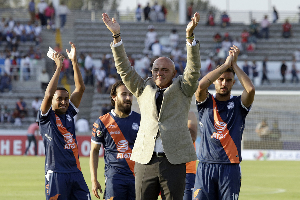 José Luis Sánchez Solá, técnico del Puebla, festeja tras vencer con su equipo a Lobos en la jornada 12 del Torneo Clausura 2019.