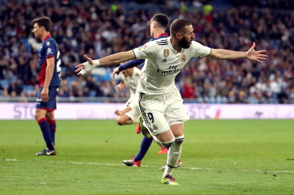 El francés Benzema celebra su anotación que significó el triunfo para el Real Madrid.
