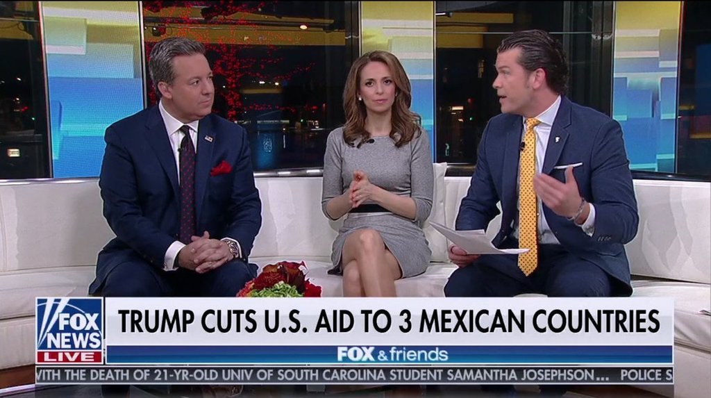 En la pantalla de Fox News apareció un gráfico que decía: 'Trump corta la ayuda de EUA a 3 países mexicanos'. (TWITTER)
