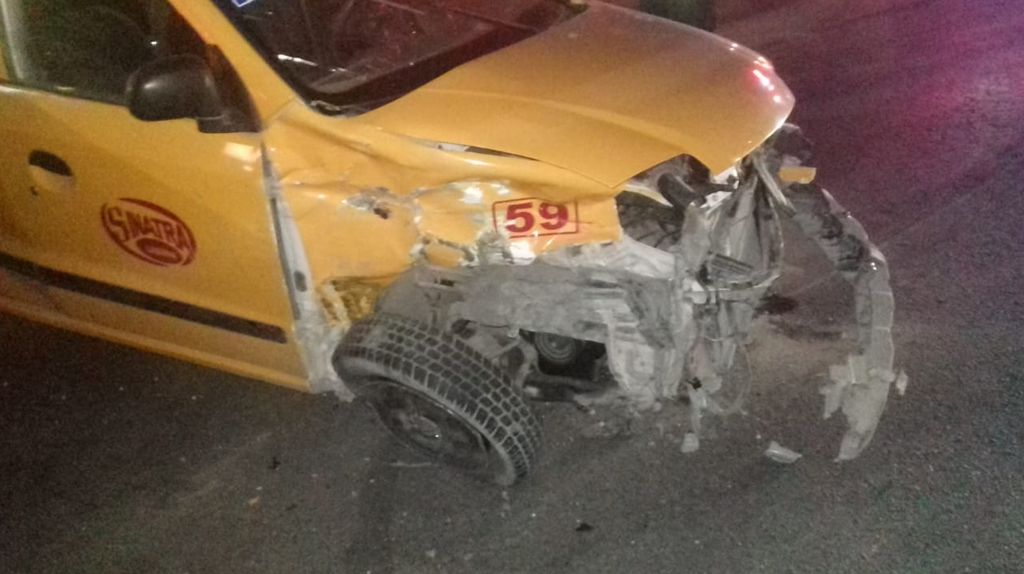 Los daños calculados en los vehículos tras el accidente vial ocurrido en el centro de Torreón, superan los 100 mil pesos. (EL SIGLO DE TORREÓN) 