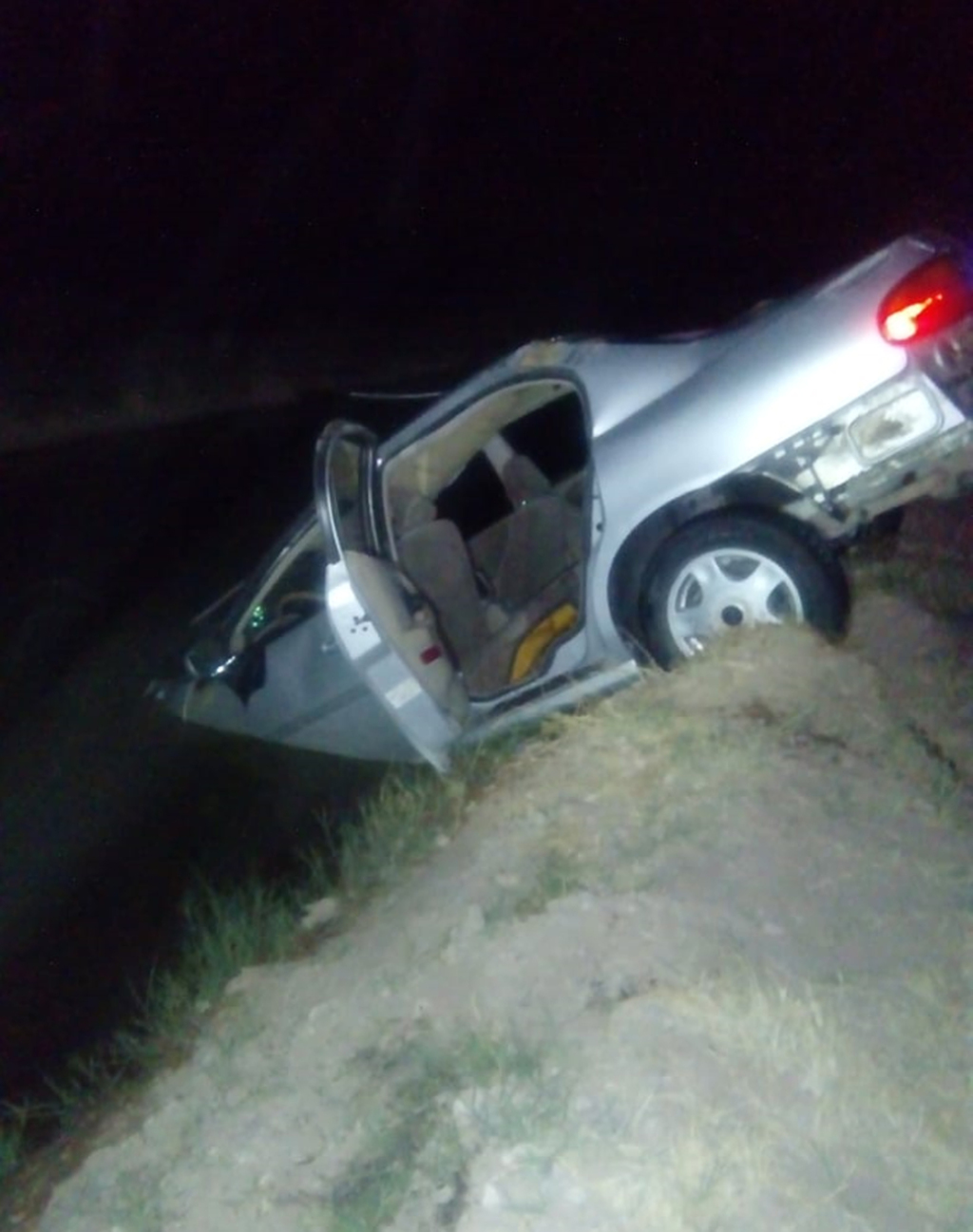 La madrugada del domingo, un vehículo se accidentó y cayó al canal en el tramo entre los ejidos San Pablo y El Venado del municipio de San Pedro; un joven perdió la vida.
