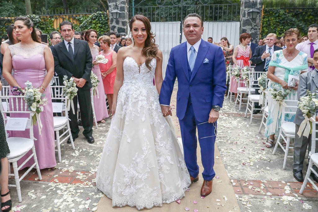 Felices. Gerardo Quiroz, productor de la obra Cats, contrajo matrimonio con la cantante y actriz Karen Espriú. (AGENCIAS)