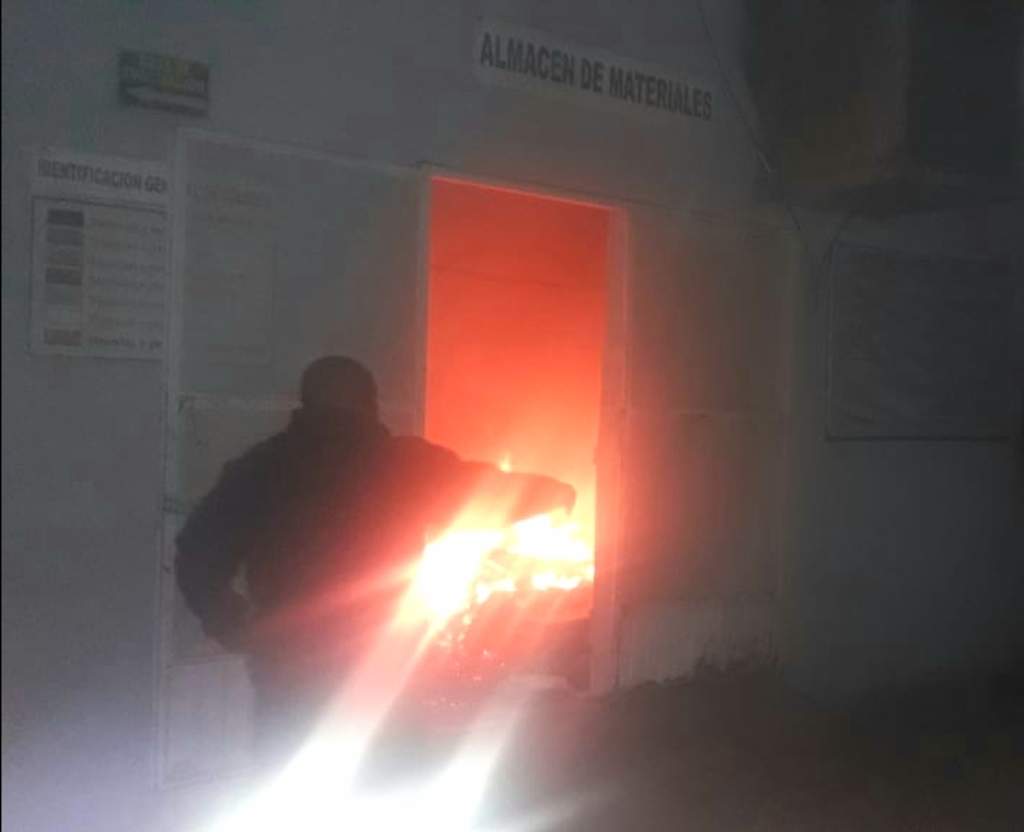 La madrugada del lunes se registró un fuerte incendio en una bodega del Parque Industrial Carlos Herrera de Gómez Palacio, dejando sólo daños materiales de consideración. (EL SIGLO DE TORREÓN)