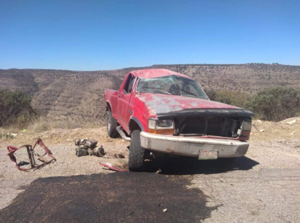 La unidad siniestrada es una camioneta Pick Up Ford, color rojo, de modelo antiguo, con placas de circulación FS-27723 del estado de Durango.
