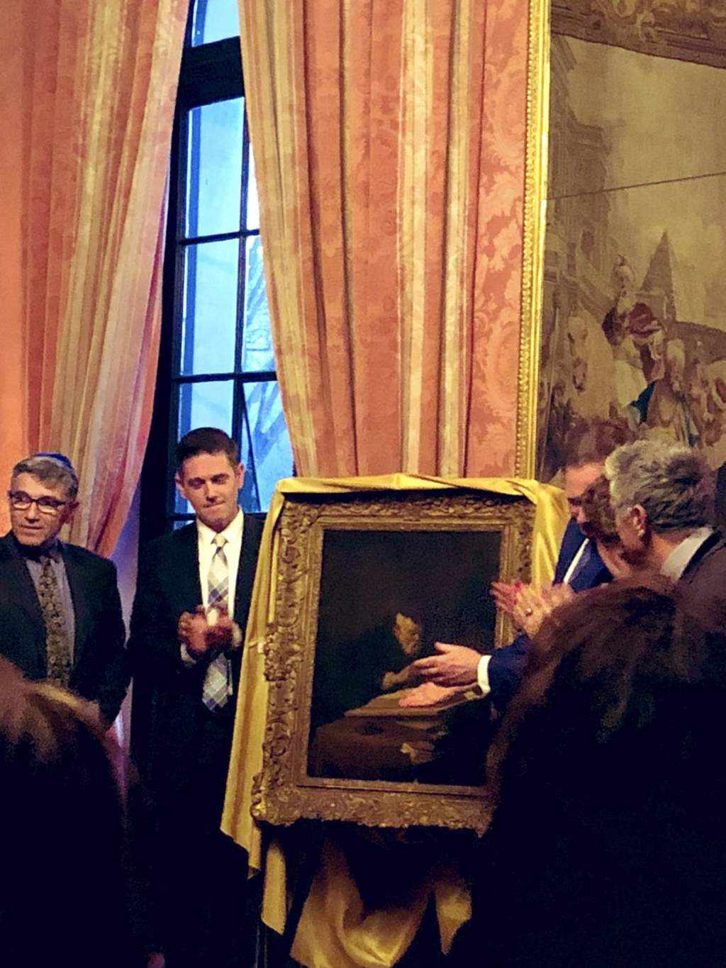 La obra, 'A Scholar Sharpening His Quill', pintada por Koninck en 1639, fue entregada a los Schloss en una ceremonia que tuvo lugar en el Consulado de Francia en Nueva York, a la que asistió el ministro de Exteriores galo, Jean-Yves Le Drian. (ESPECIAL)