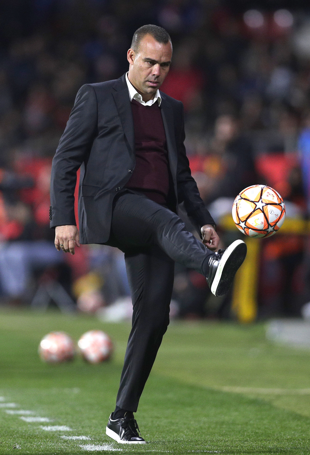 El técnico de la selección venezolana de futbol, Rafael Dudamel, controla el balón durante un partido amistoso entre Cataluña y Venezuela en el estadio Montilivi de Girona, España, el lunes 25 de marzo.