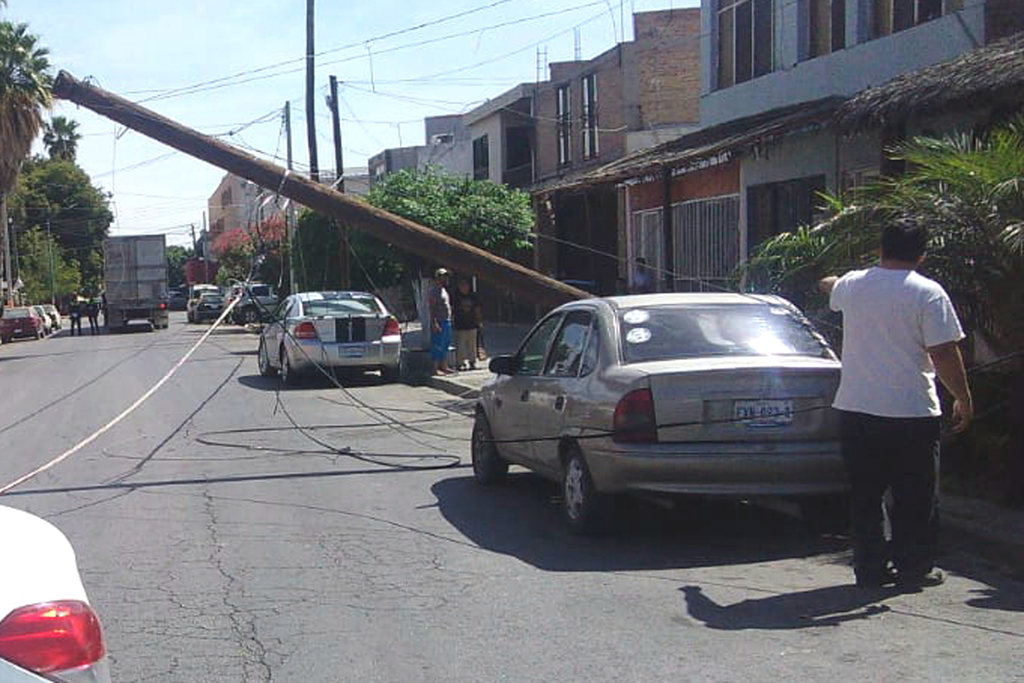 Debido a los fuertes vientos, el fin de semana se registró la caída de dos postes de telefonía y uno de la CFE, con cables de alta tensión. (EL SIGLO DE TORREÓN)