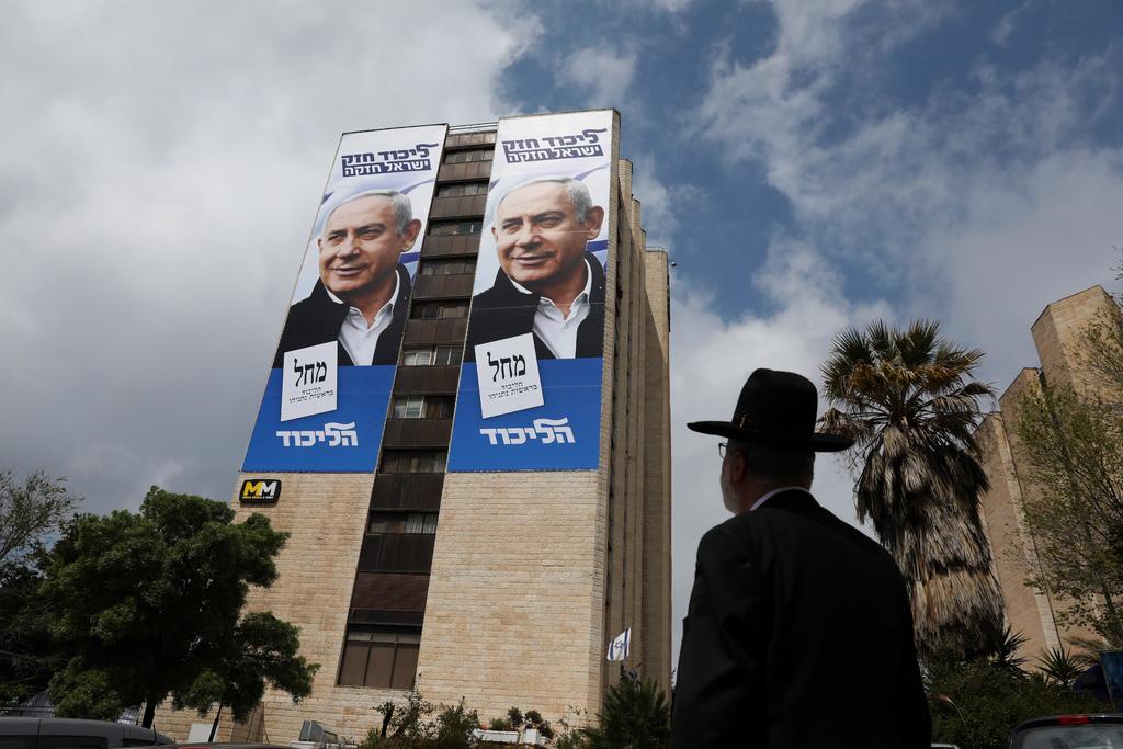 Un judío ultraortodoxo observa un cartel electoral del primer ministro israelí, Benjamin Netanyahu, ayer en Jerusalén. (EFE)
