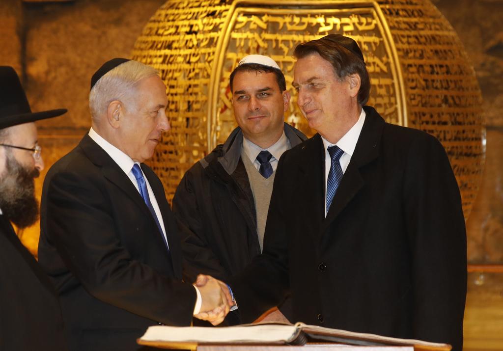 Benjamin Netanyahu (2 Izq.) estrecha la mano del presidente de Brasil, Jair Bolsonaro (Der.), en su visita a la sinagoga del Muro. (EFE)