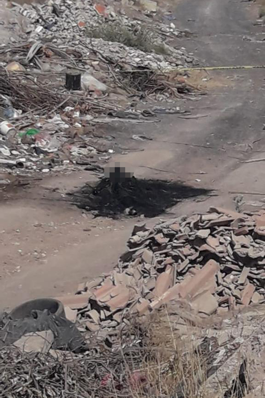 El cuerpo calcinado de una persona fue encontrado en un camino cercano al basurero del ejido Santa Fe, de la ciudad de Torreón, durante la mañana de este lunes.