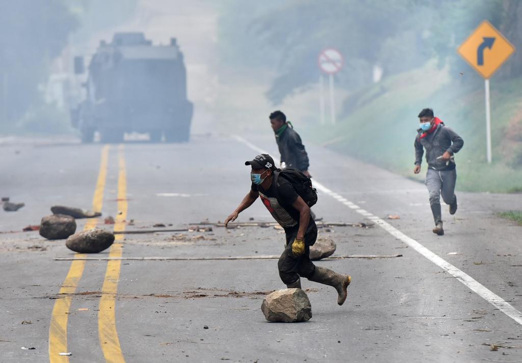 Las pérdidas por los bloqueos en el Cauca ascienden a mil 200 milones de pesos diarios, dijo el ministro Andrés Valencia. (EFE)