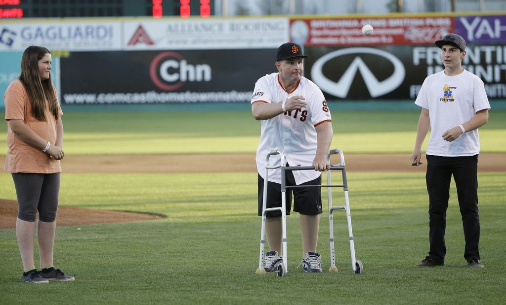 Brian Stow, quien quedó incapacitado por un ataque fuera del Dodger Stadium en 2011, lanza la bola en un juego de Gigantes en ligas menores en 2015; Stow dijo sentirse triste por otro conflicto en las afueras del estadio de los Dodgers, donde un aficionado resultó gravemente herido.