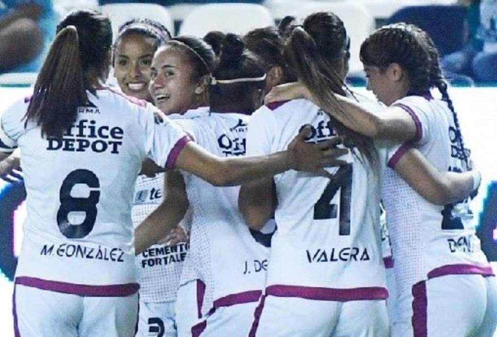Jugadoras del León femenil en festejo durante el partido de anoche contra las Guerreras del Santos Laguna.