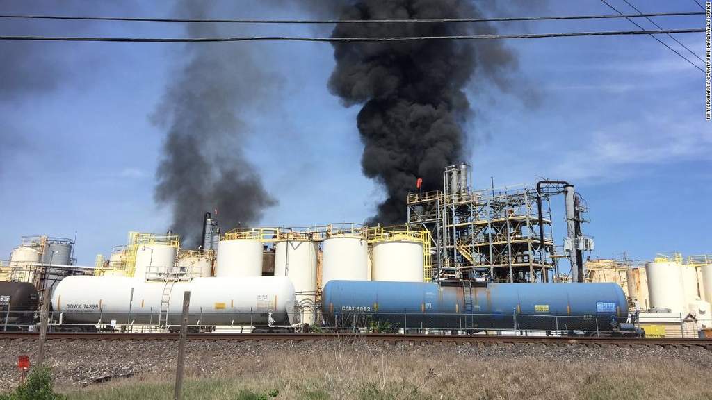 Las autoridades cerraron un camino cerca del lugar del incendio en la planta química KMCO en Crosby, a unos 40 kilómetros (25 millas) al noreste de Houston, dijo Gonzalez. (ESPECIAL)