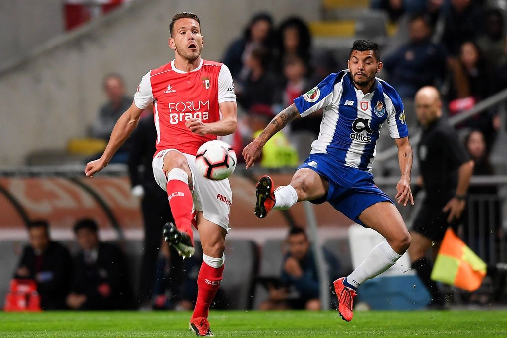 Sequeira (d), de Braga, disputa un balón con Jesús Corona, del Porto, en un partido de la Copa Portuguesa.
