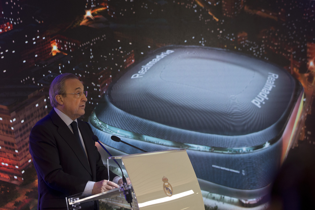El presidente de Real Madrid, Florentino Pérez, pronuncia un discurso junto a la recreación del propuesto nuevo diseño del Estadio Santiago Bernabéu durante una presentación ayer.