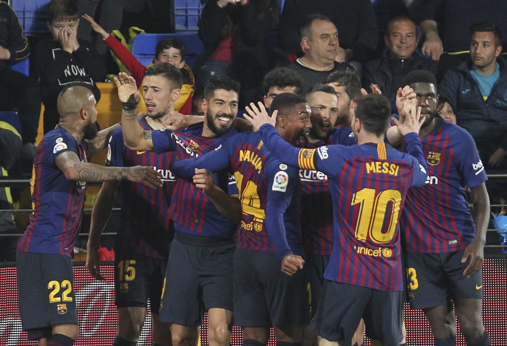 El delantero del Barcelona Luis Suárez festeja con sus compañeros tras anotar el gol que decretó el empate 4-4, de visita al Villarreal por la Liga de España.