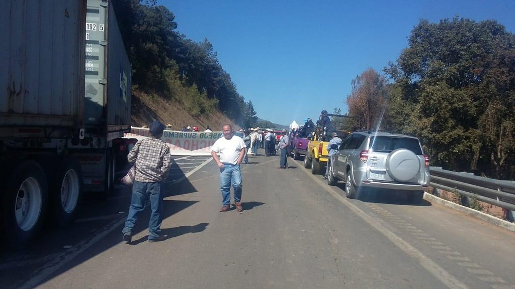 Otro bloqueo ocurrió en la autopista Morelia-Uruapan. (CORTESÍA)